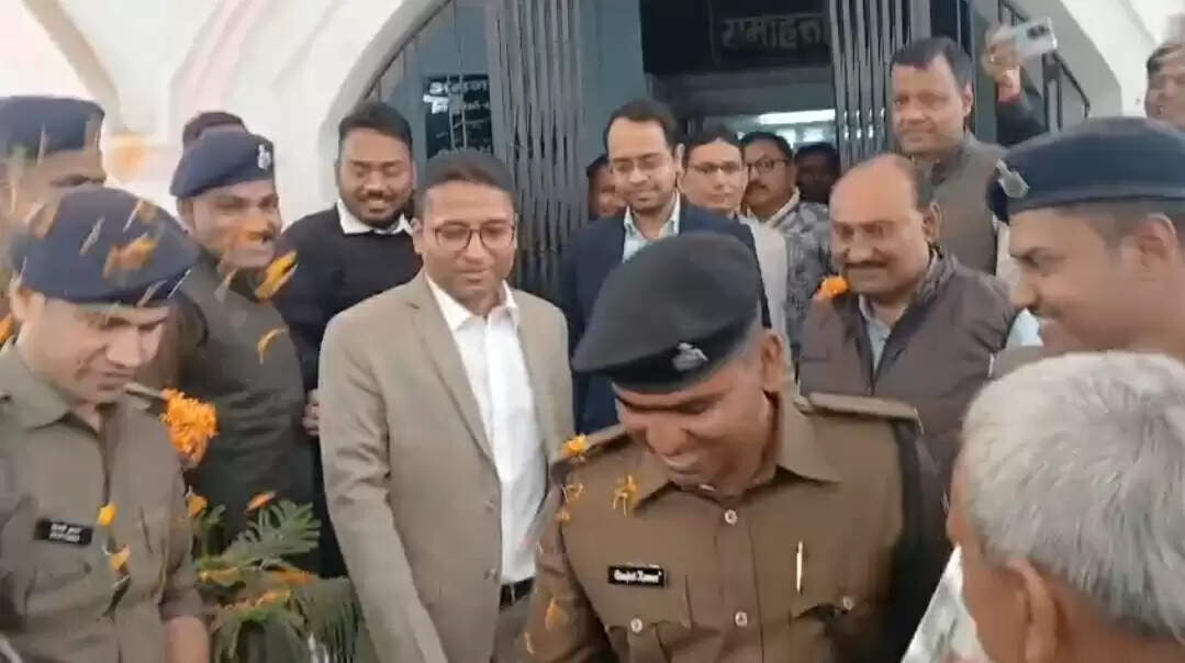 जिलाधिकारी अमन समीर की भावभीनी विदाई