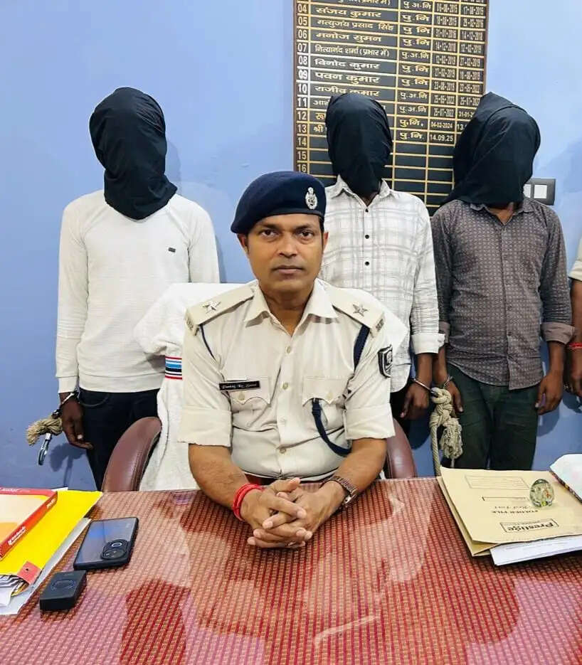 नवादा में ठगी करते तीन साइबर अपराधी को पुलिस ने किया गिरफ्तार