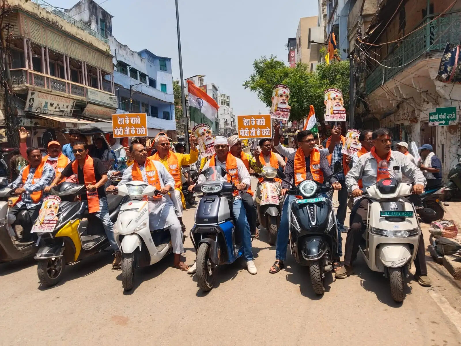 पेट्रोल बचाने की प्रधानमंत्री मोदी की अपील पर वाराणसी में भाजपा ने निकाला इलेक्ट्रिक स्कूटी जुलूस