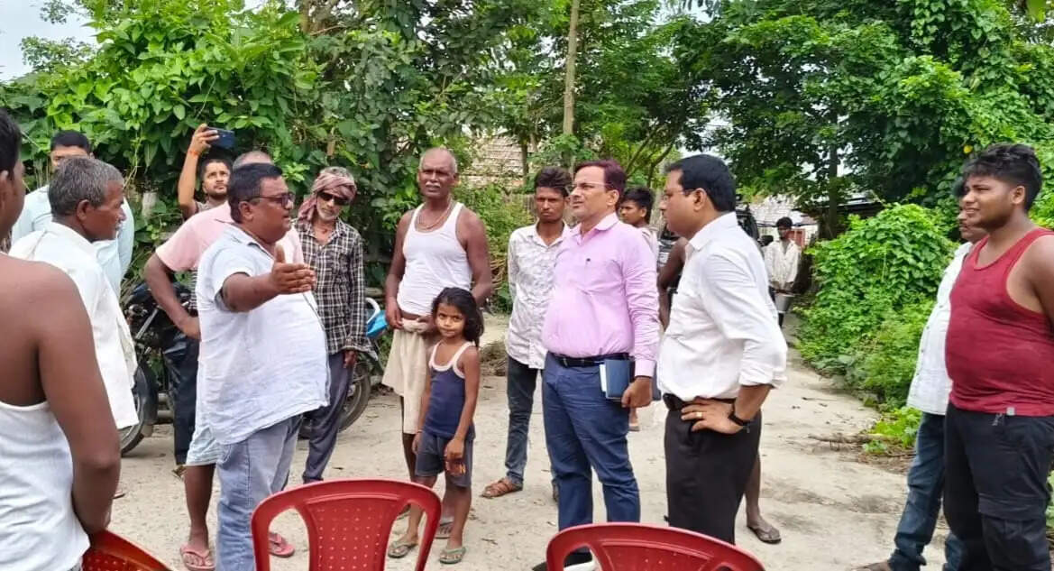 राम विशनपुर में विकास योजनाओं का डीडीसी ने लिया जायजा, अधूरे आवास जल्द पूरा करने का निर्देश