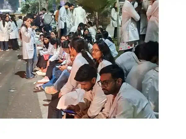 स्टाइपेंड बढ़ाने की मांग पर&nbsp;रातभर&nbsp;सड़क पर डटे रहे इंटर्न डॉक्टर,&nbsp;हमीदिया में आज ओपीडी-इलेक्टिव ओटी का बहिष्कार