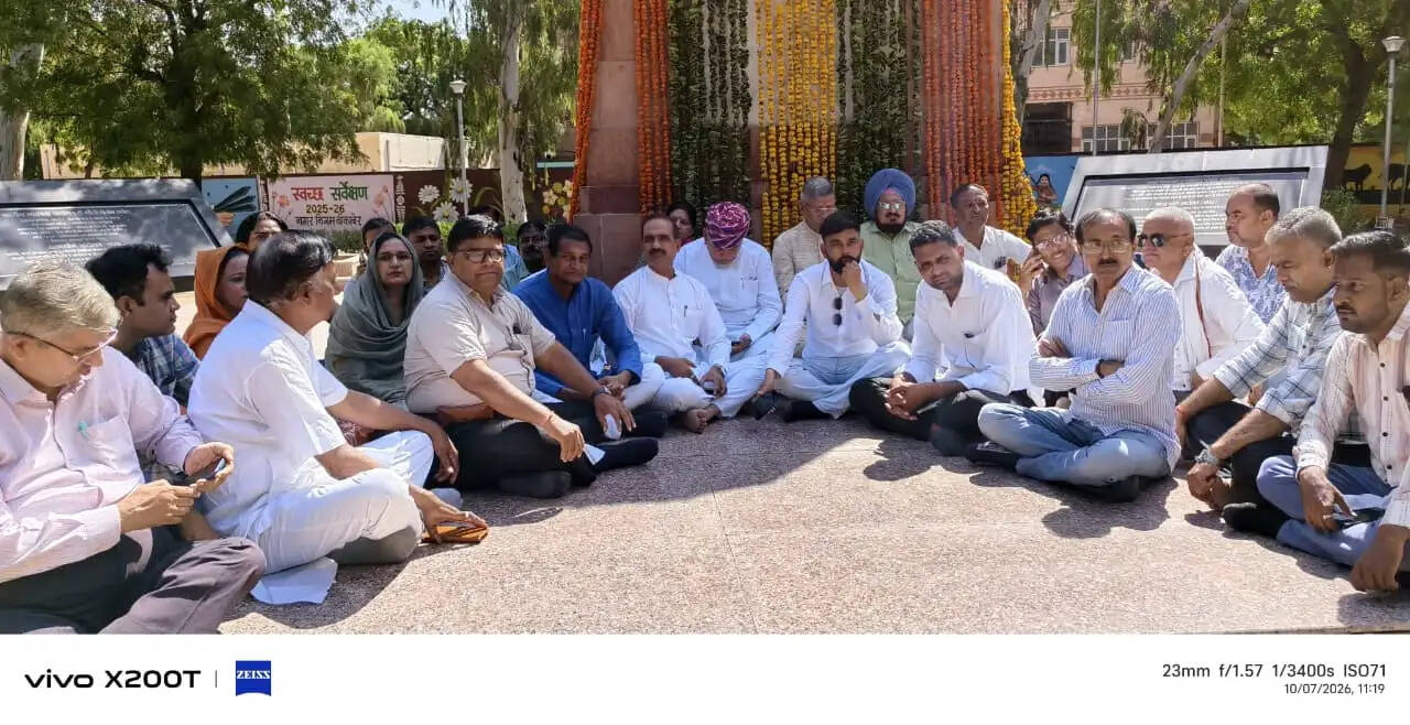 कांग्रेस नेताओं की गिरफ्तारी के विरोध में राष्ट्रपिता की प्रतिमा के आगे किया विरोध प्रदर्शन