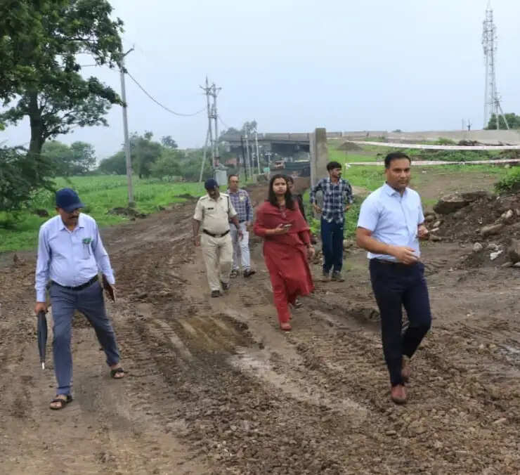 झाबुआ: रेलवे समपार दुर्घटना के बाद मौके पर पहुंचे कलेक्टर ने किया स्थल का निरीक्षण