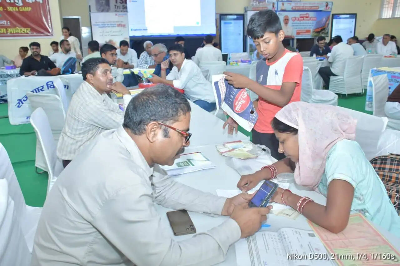 गुरुग्राम: सेवा सेतु कैंप में 300 से अधिक लोगों ने ली सरकारी योजनाओं की जानकारी