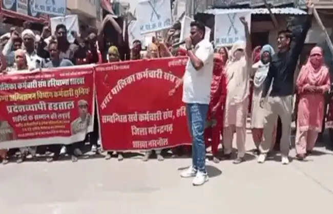 नारनौल में नगर परिषद कर्मचारियों ने निकाला विरोध मार्च