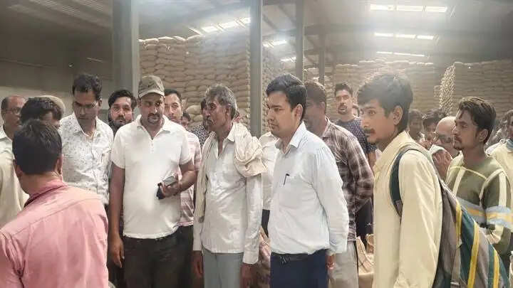 रायसेनः कलेक्टर ने मूंग उपार्जन केन्द्रों का भ्रमण कर व्यवस्थाओं का लिया जायजा