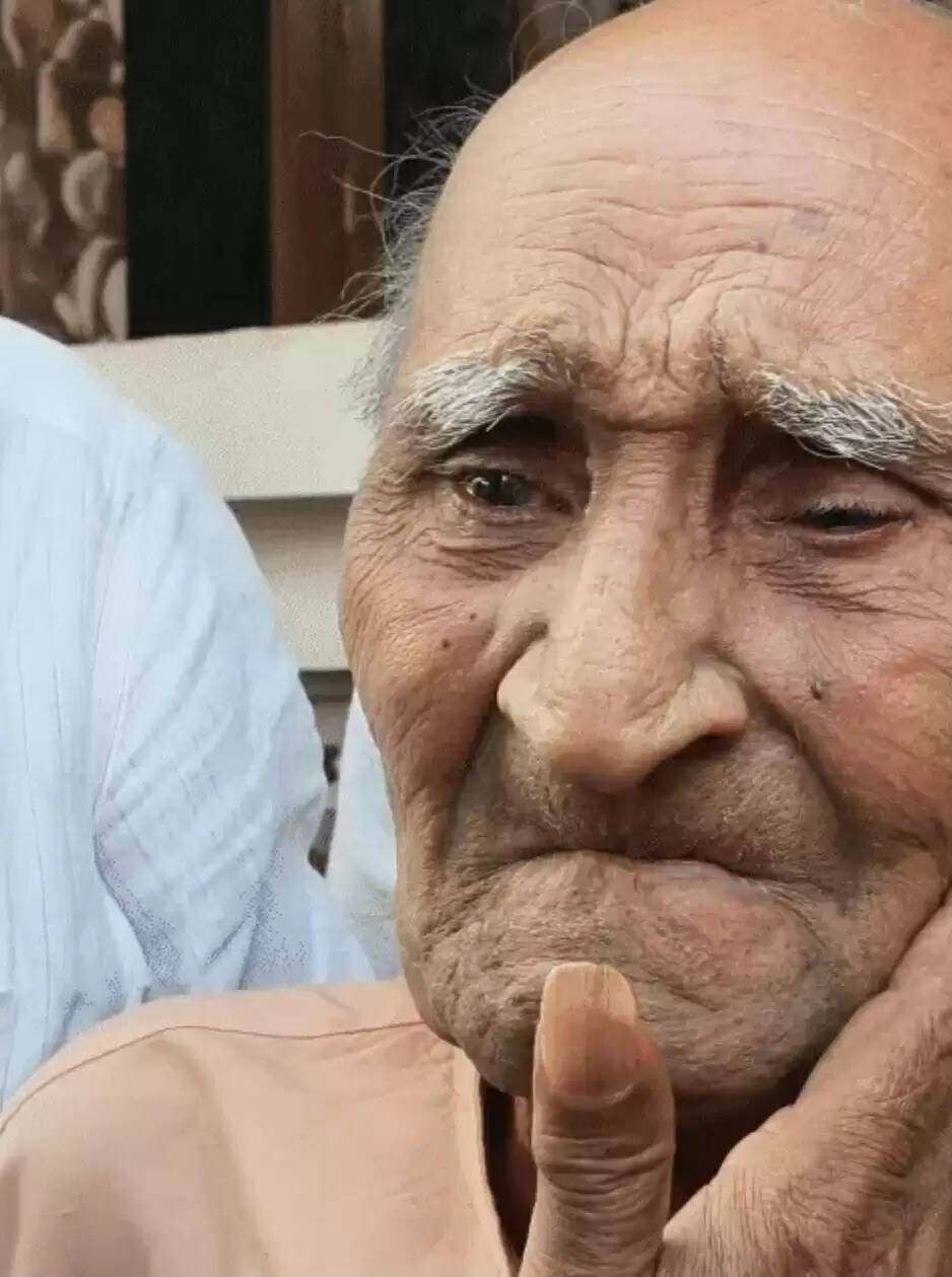 बीस साल बाद गुरु से मिले अमित शाह, वयोवृद्ध की आंखों में आए खुशी के आंसू; पुराने दिनों को याद कर हुए भावुक