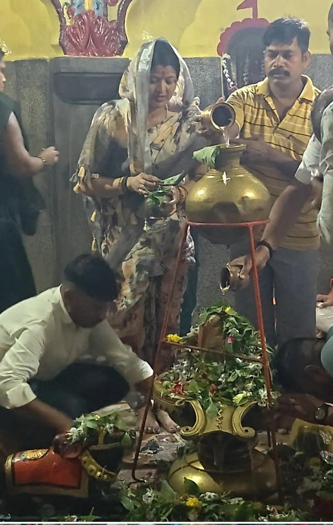 श्रावण माह के प्रथम सोमवार पर शिवमय हुआ बलरामपुर, शिव मंदिरों पर भारी भीड़