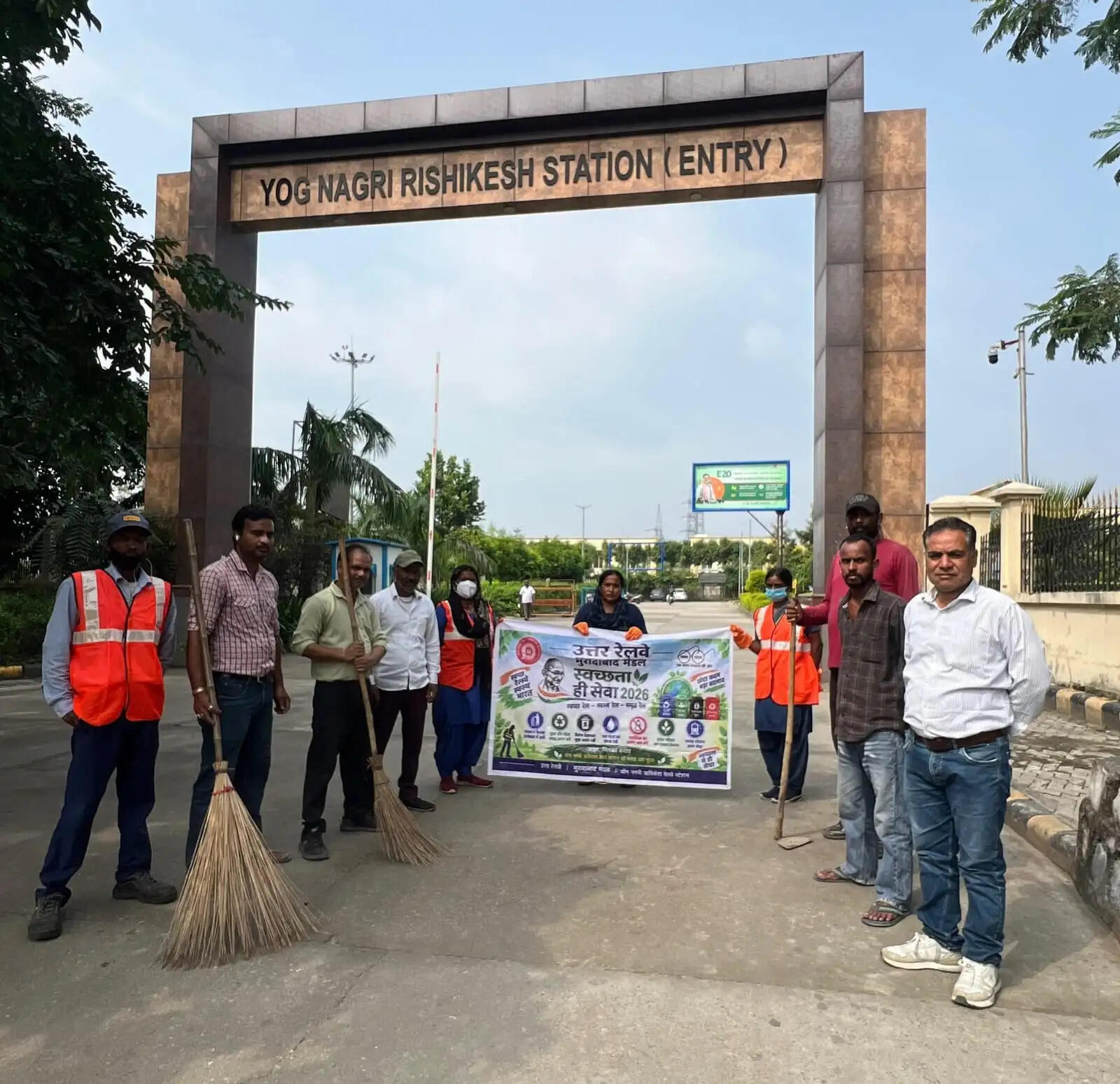 योग नगरी ऋषिकेश रेलवे स्टेशन पर चला विशेष सफाई एवं श्रमदान