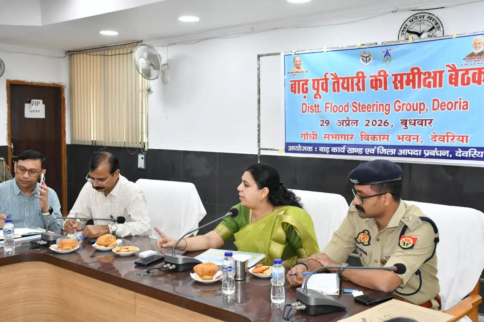 राहत शिविरों, बाढ़ नियंत्रण कक्षों को अभी से रखें सक्रिय : डीएम