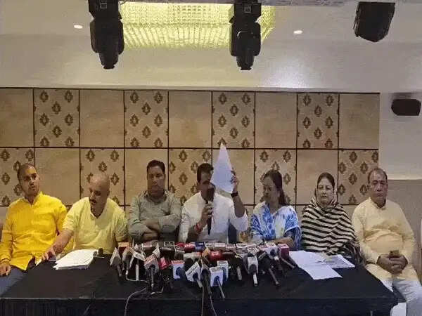 इंदौर&nbsp;महापौर के रिपोर्ट कार्ड पर कांग्रेस का पलटवार, भ्रष्टाचार और अव्यवस्था के लगाए आरोप