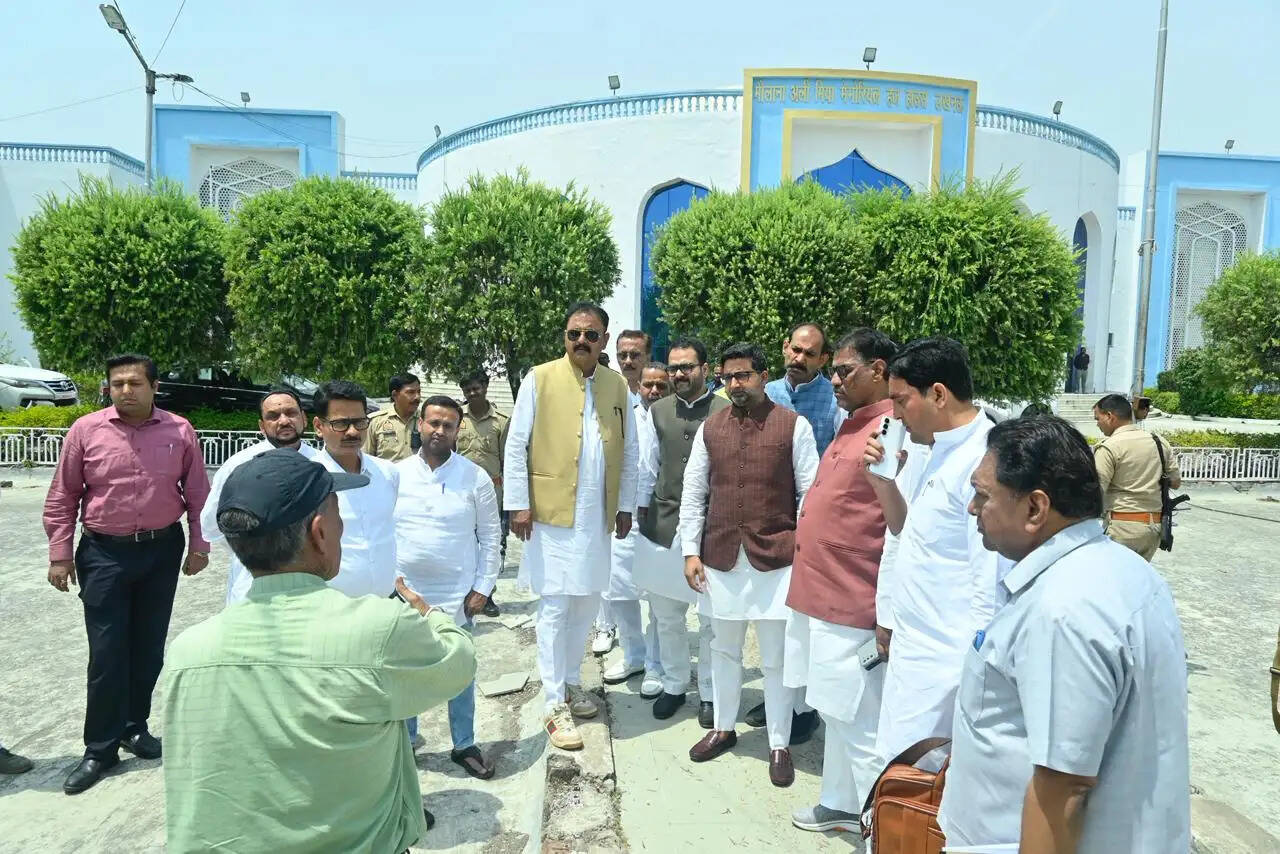 मंत्री दानिश आज़ाद अंसारी ने की हज यात्रा की तैयारियों की समीक्षा