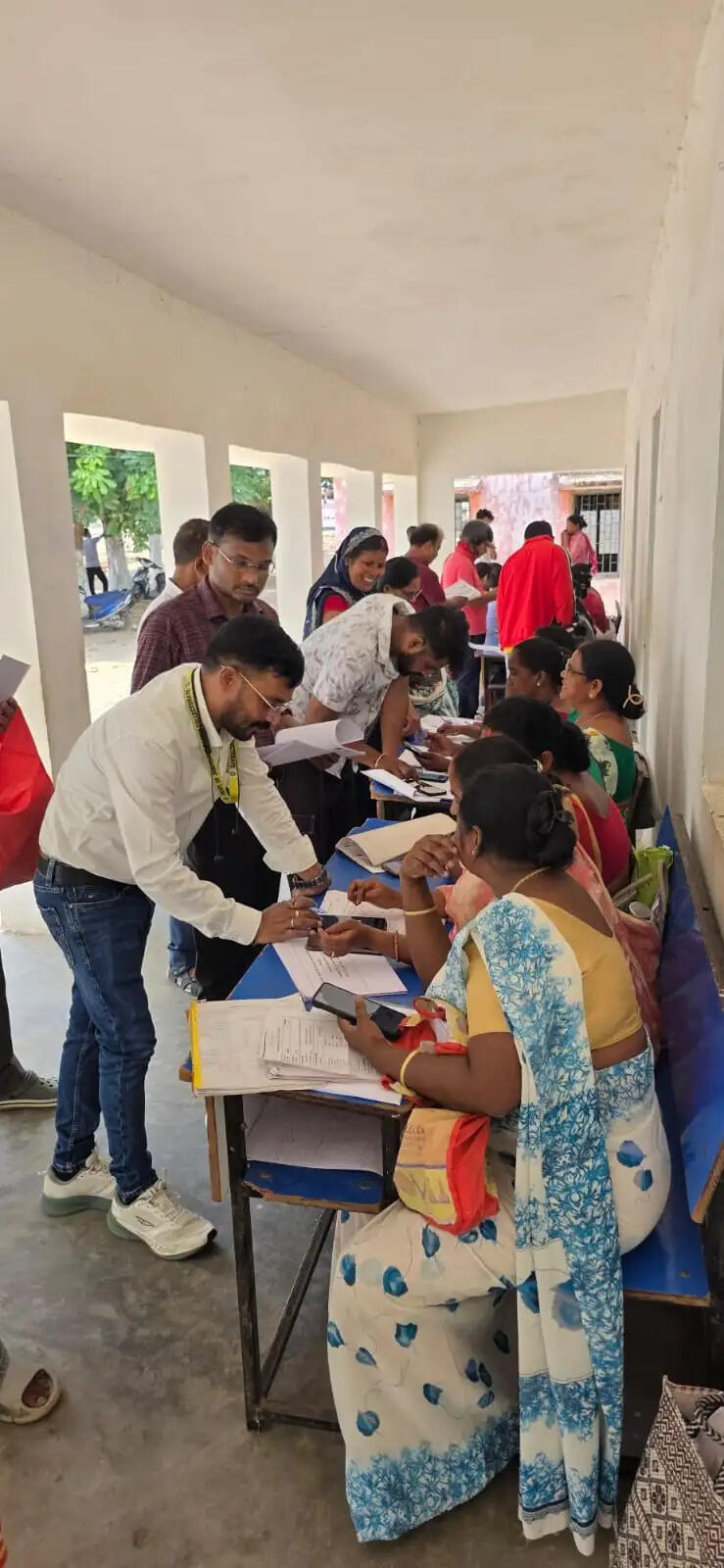 झारखंड में मतदान केंद्रों पर प्रकाशित हुई अन-मैप्ड मतदाता सूची, लोग जांच रहे अपना नाम