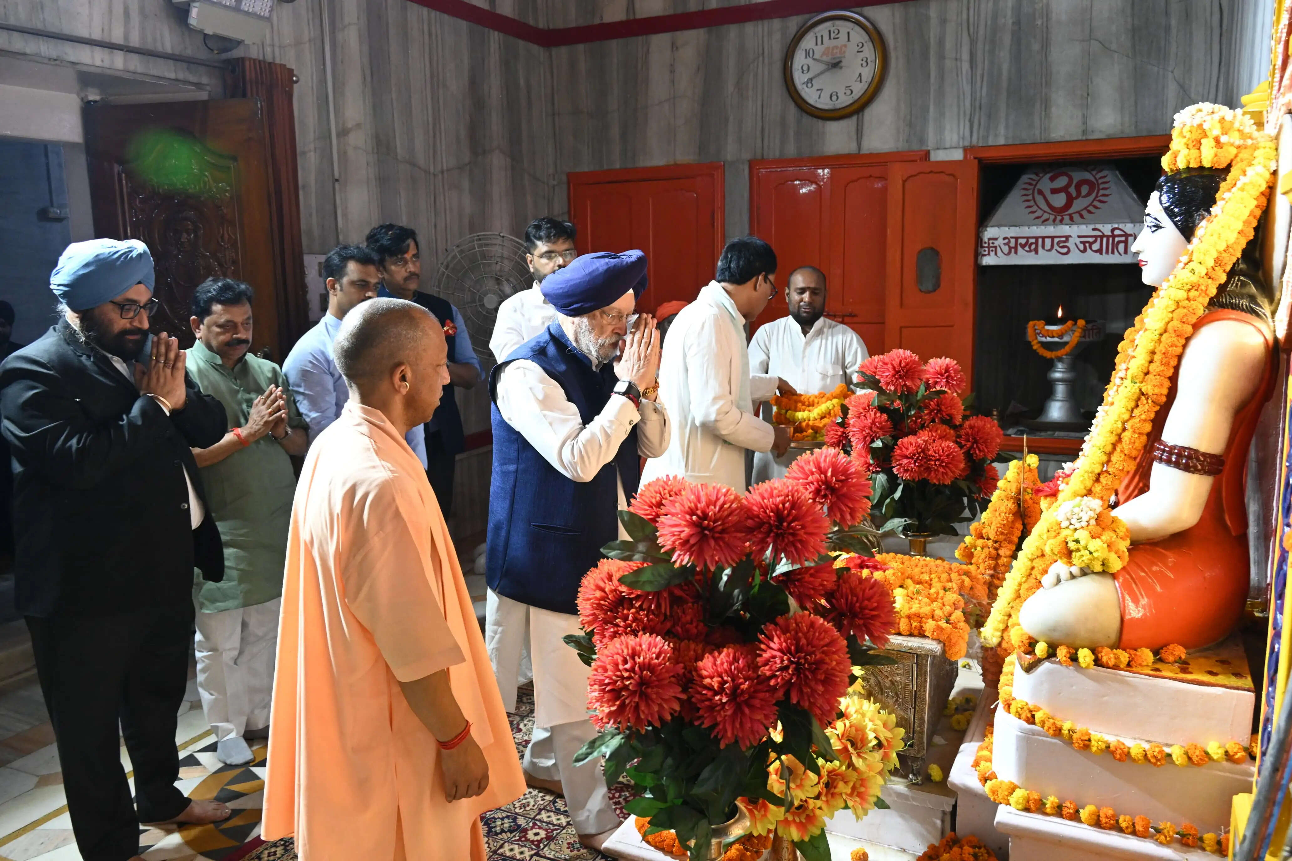 केंद्रीय पेट्रोलियम मंत्री ने किया गुरु गोरखनाथ का दर्शन-पूजन