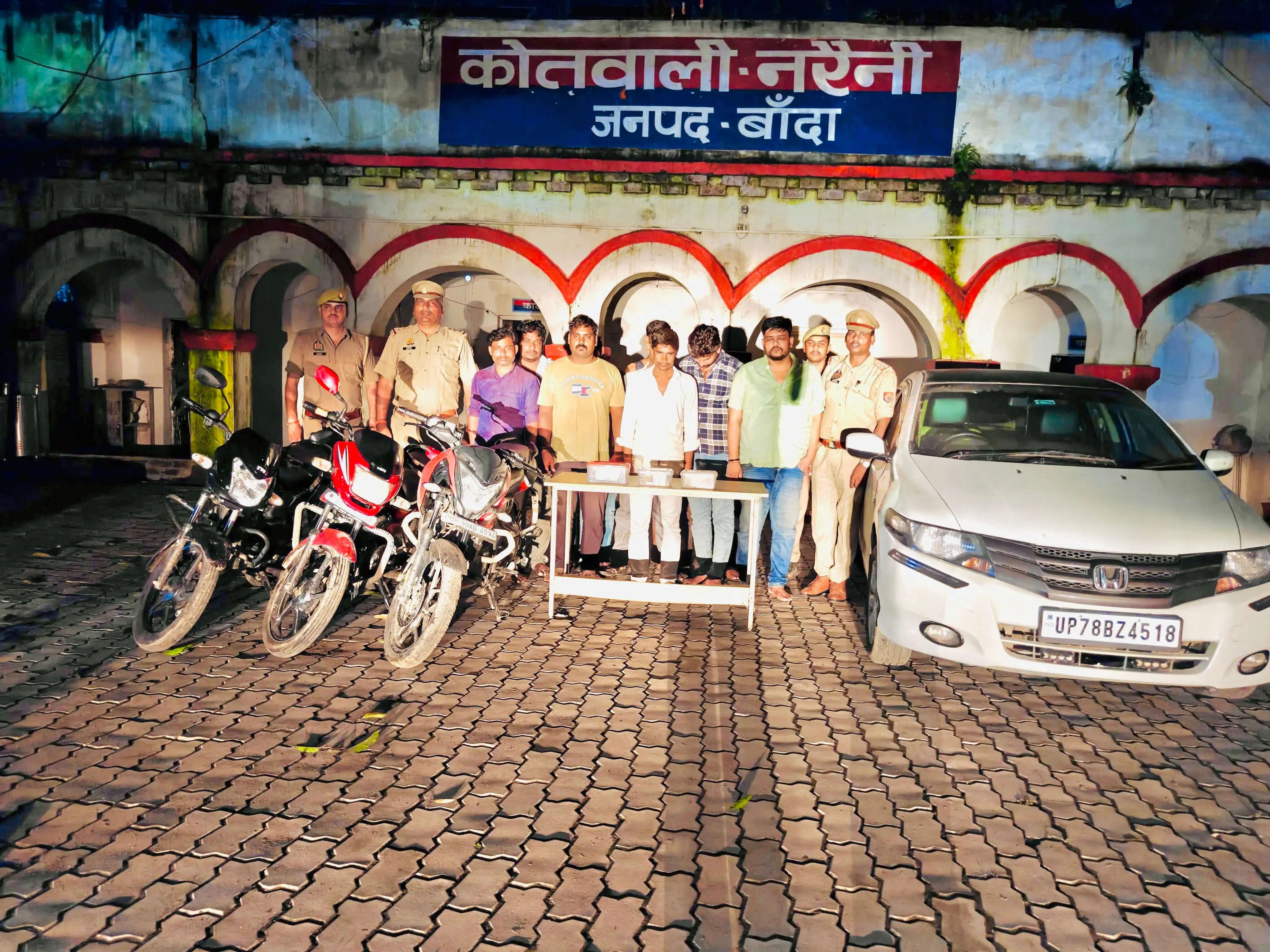 बांदा : ट्रांसपोर्ट ऑफिस के अंदर चल रहा था जुए का अड्डा, 11 लोग गिरफ्तार