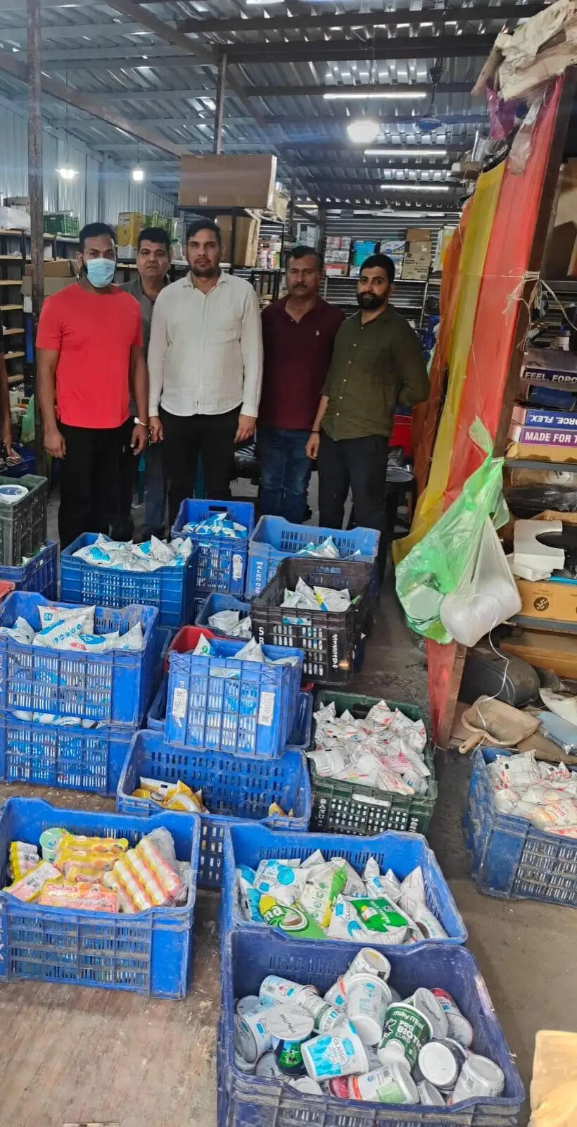 एक्सपायरी फूड और कॉस्मेटिक्स का जखीरा बरामद, दुकानदार गिरफ्तार