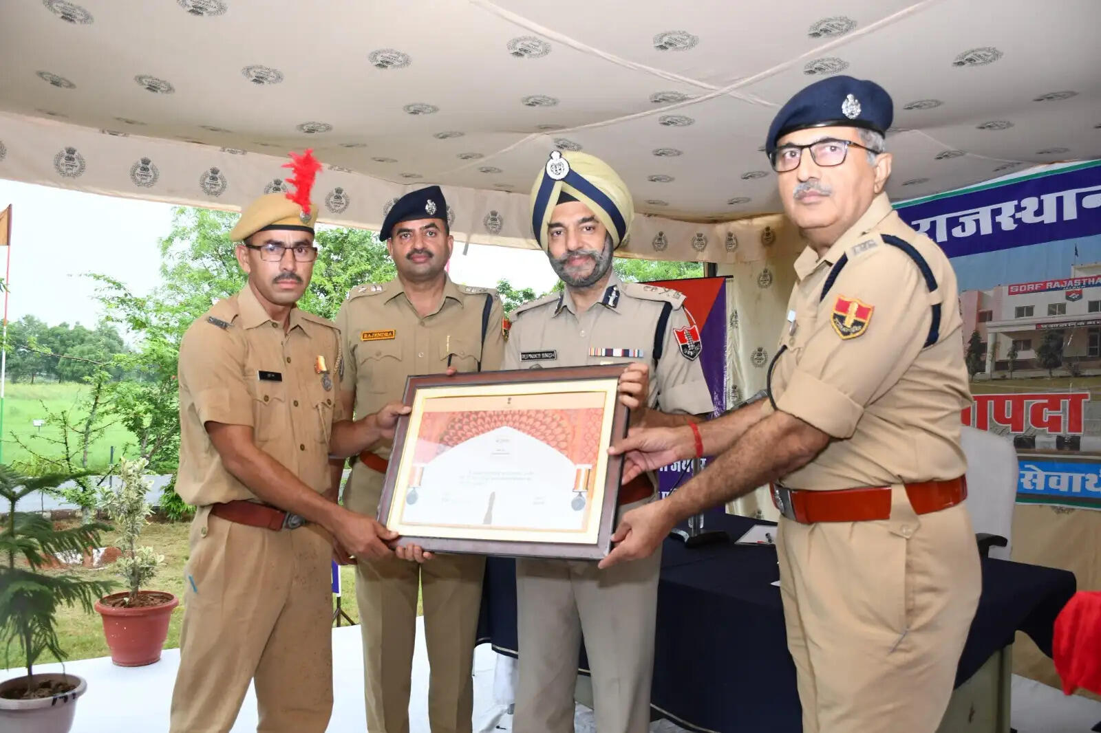 एसडीआरएफ गाडोता में एडीजी रूपिंदर सिंघ ने 29 अधिकारियों व जवानों को दिए पदक