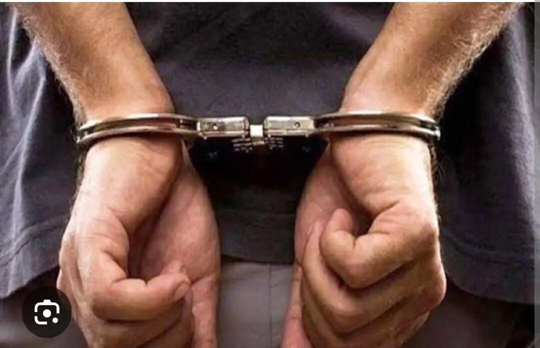 25 हजार के इनामी बदमाश ने जौनपुर की अदालत में किया आत्मसमर्पण