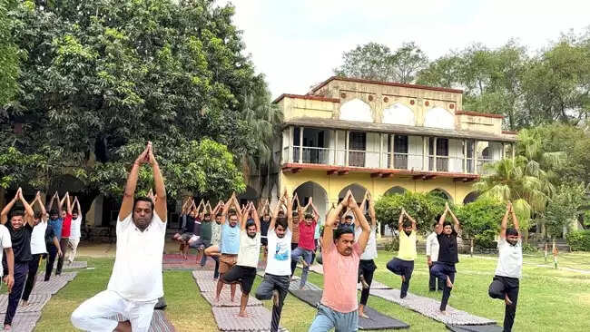 इविवि : तीन दिवसीय योग शिविर का डायमंड जुबिली छात्रावास में शुभारम्भ