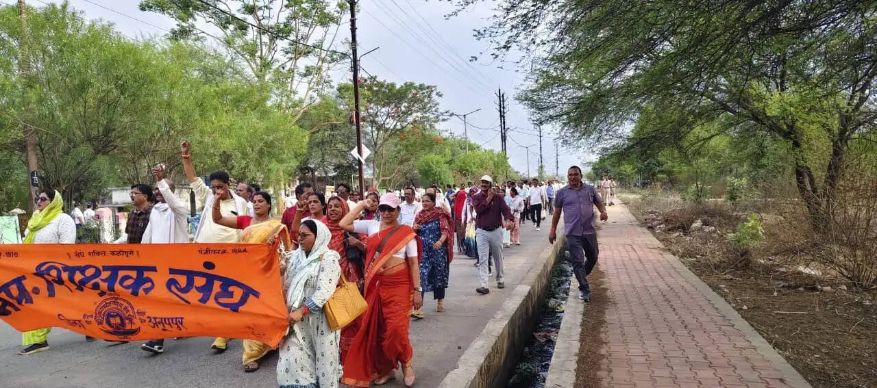 अनूपपुर: शिक्षक पात्रता परीक्षा की अनिवार्यता से मुक्ती की मांगा पर प्रर्दशन, सौपा ज्ञापन