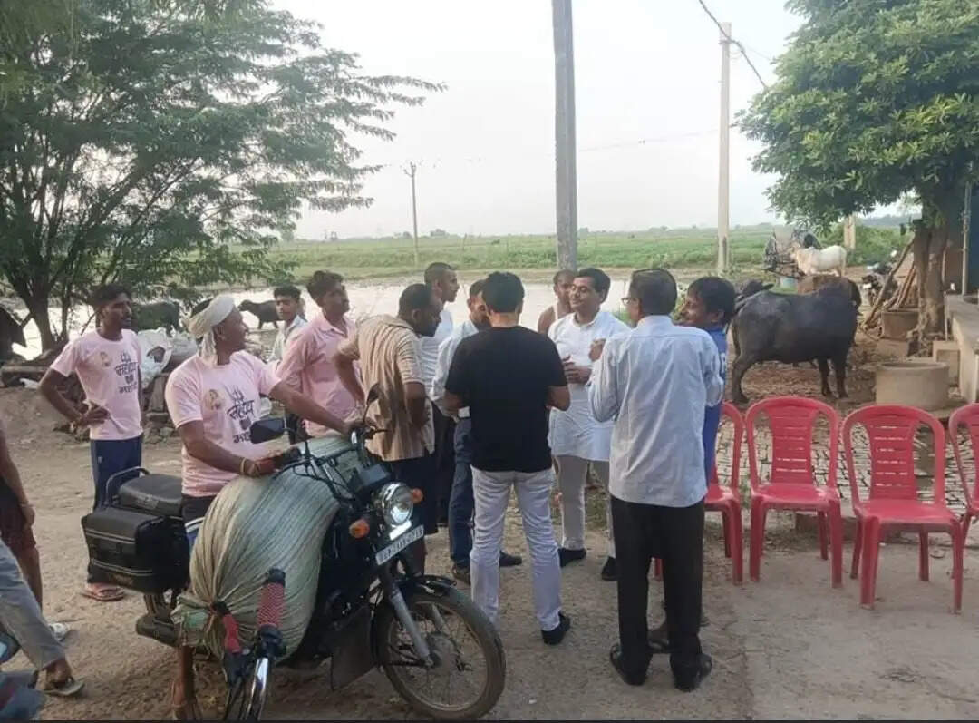 पीडीए सम्मेलन को सफल बनाने गांव-गांव पहुंचे सपा जिलाध्यक्ष