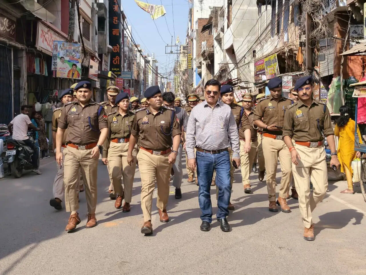 होली को लेकर डीएम-पुलिस अधीक्षक ने किया पैदल गश्त