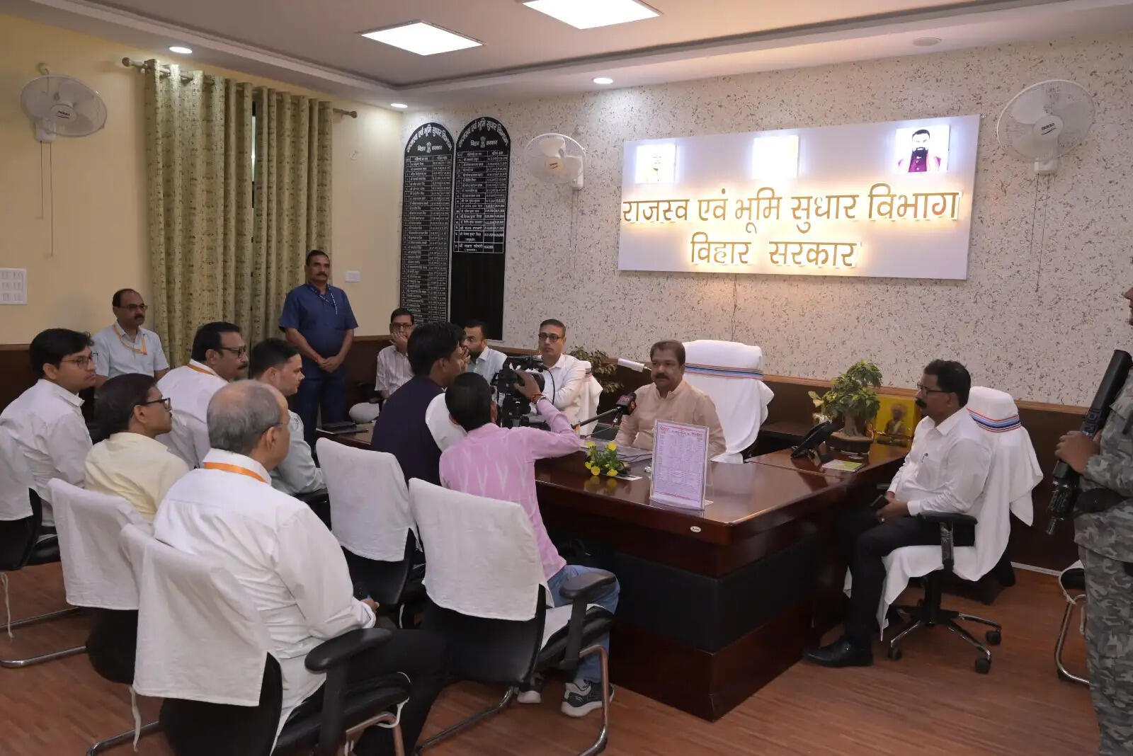 राजस्व एवं भूमि सुधार विभाग की कमान संभालते ही डॉ. दिलीप जायसवाल ने दिए सुशासन के संकेत