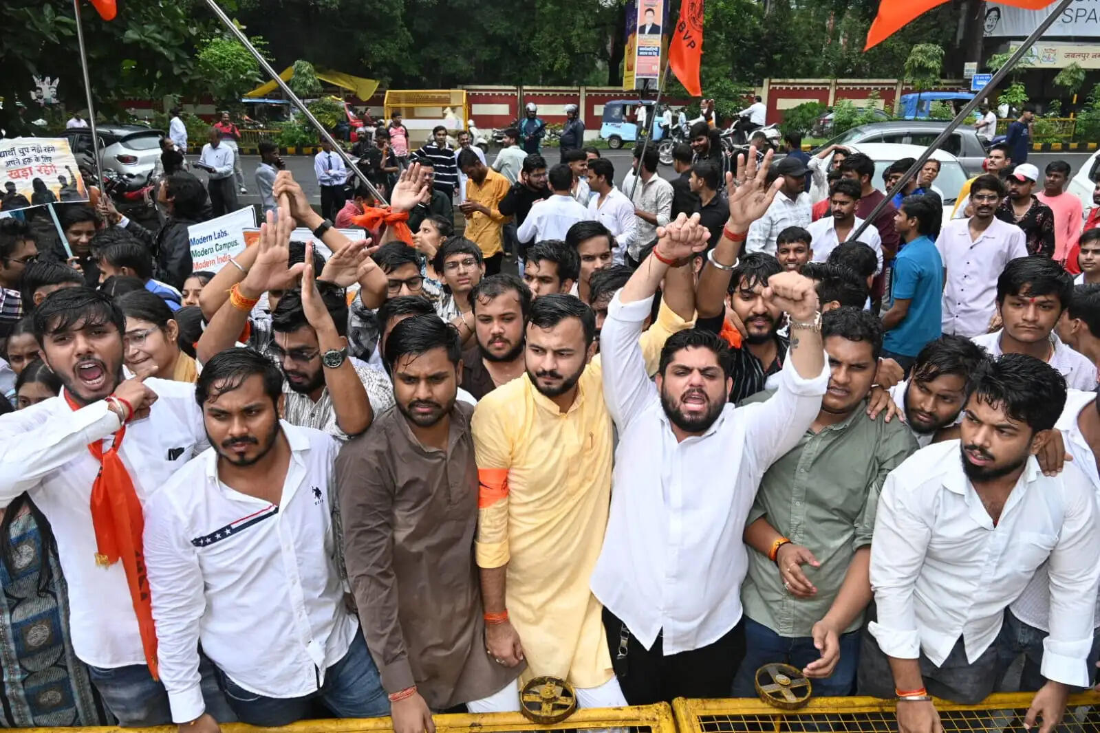 जबलपुर : शासकीय महाविद्यालयों की बदहाली पर अभाविप का ‘विद्यार्थी हुंकार अभियान’, कलेक्टर को सौंपा ज्ञापन