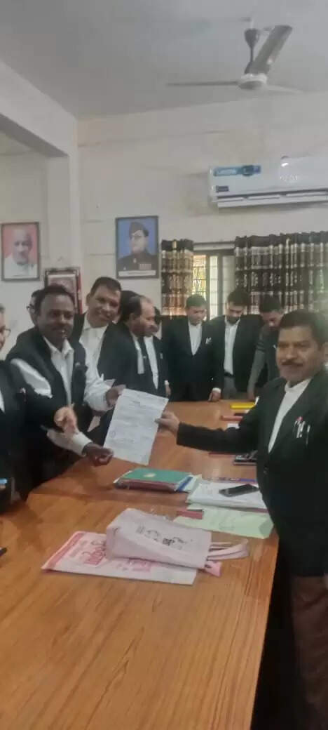 जिला अधिवक्ता संघ धमतरी का चुनाव: अध्यक्ष, उपाध्यक्ष और क्रीड़ा सचिव पद पर सीधा मुकाबला