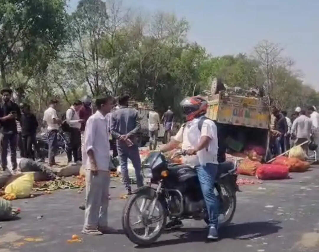 मैजिक लोडर वाहन पलटने से दो लोगों की मौत