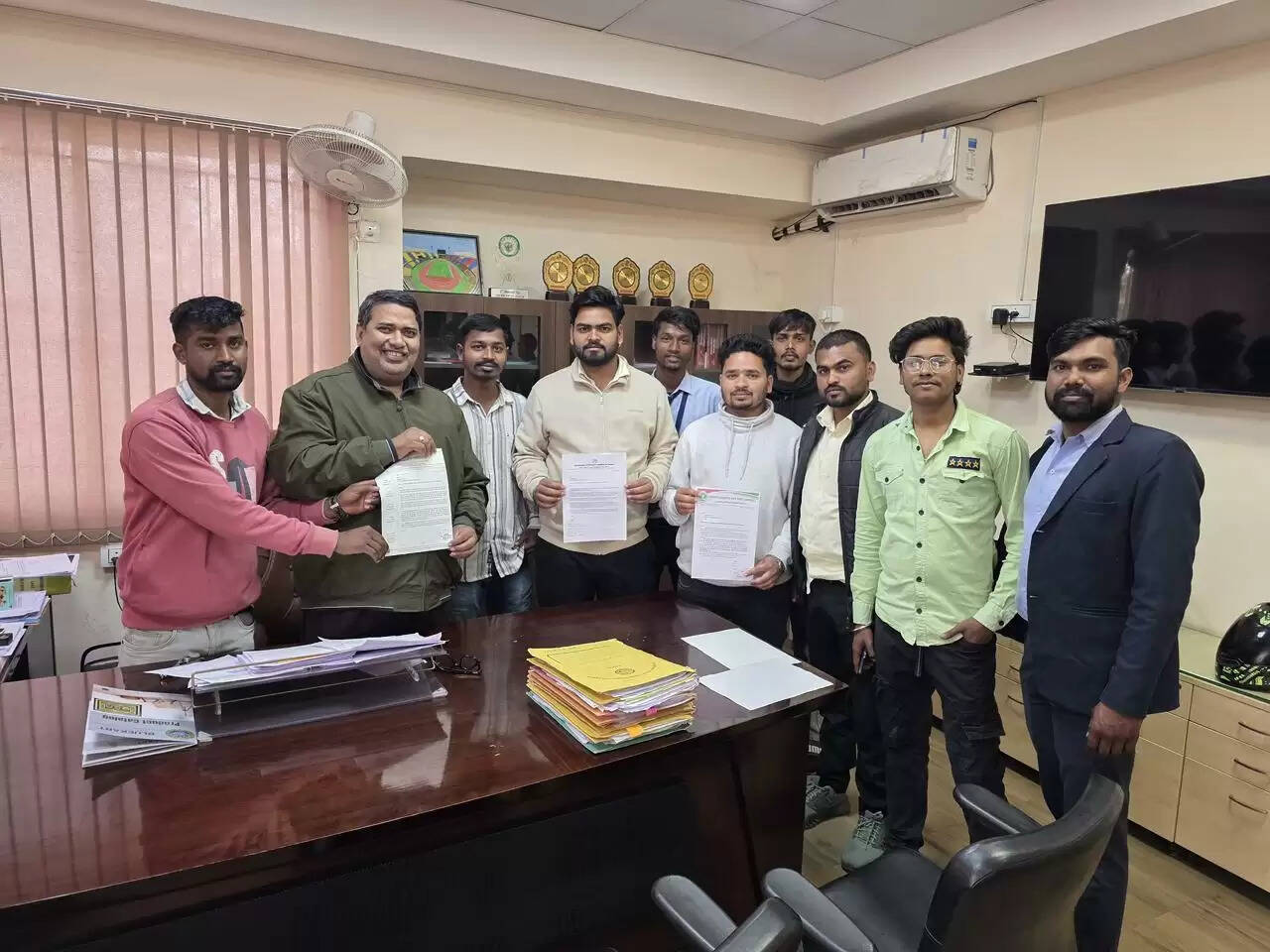 डीएसपीएमयू में प्रस्तावित जायका फूड फेस्ट का विरोध, छात्र संगठनों ने कुलसचिव को सौंपा ज्ञापन