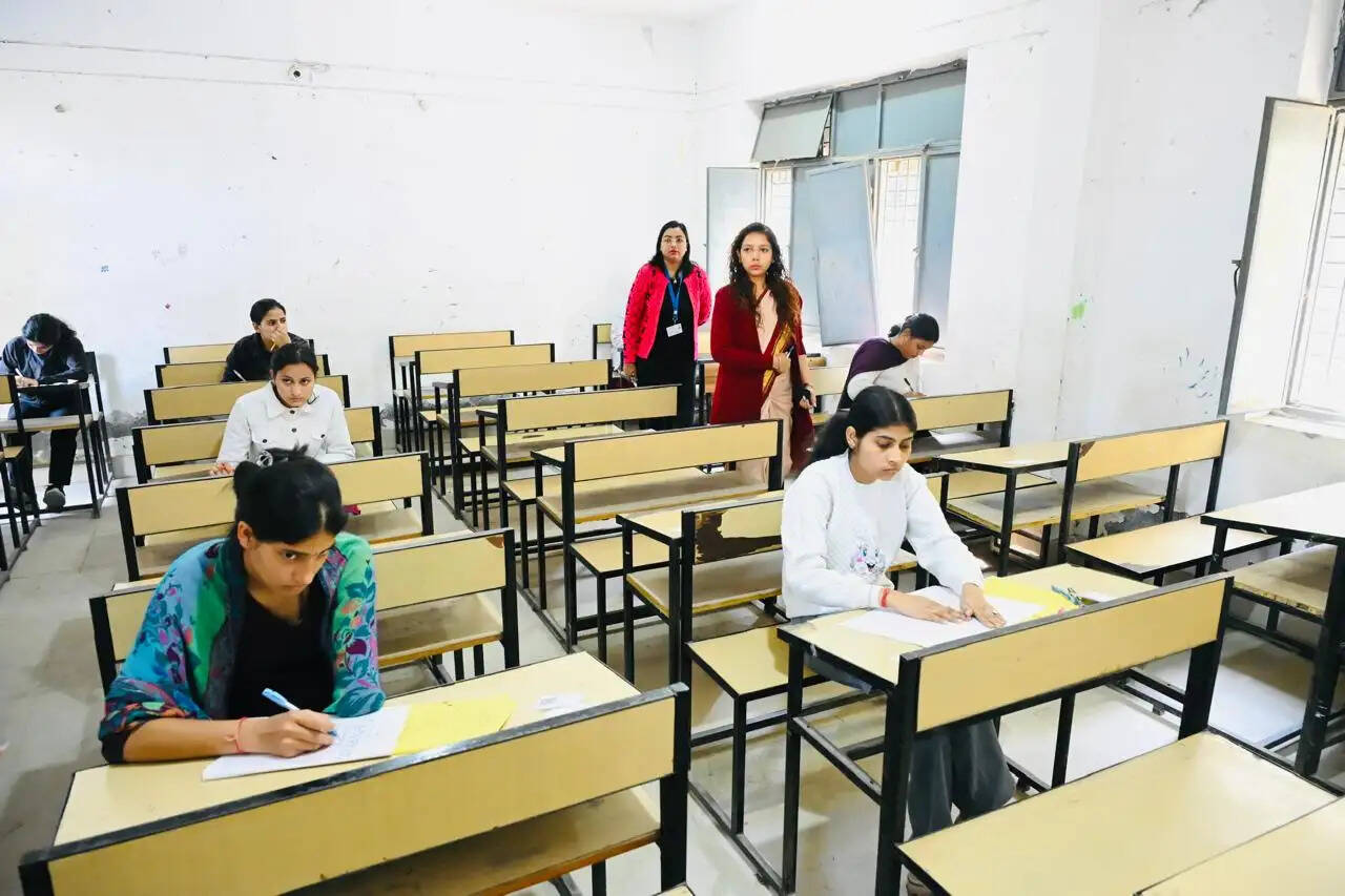 जिलाधिकारी ने परीक्षा केंद्रों पर मारा छापा, परीक्षार्थियों से संवाद कर बढ़ाया आत्मविश्वास
