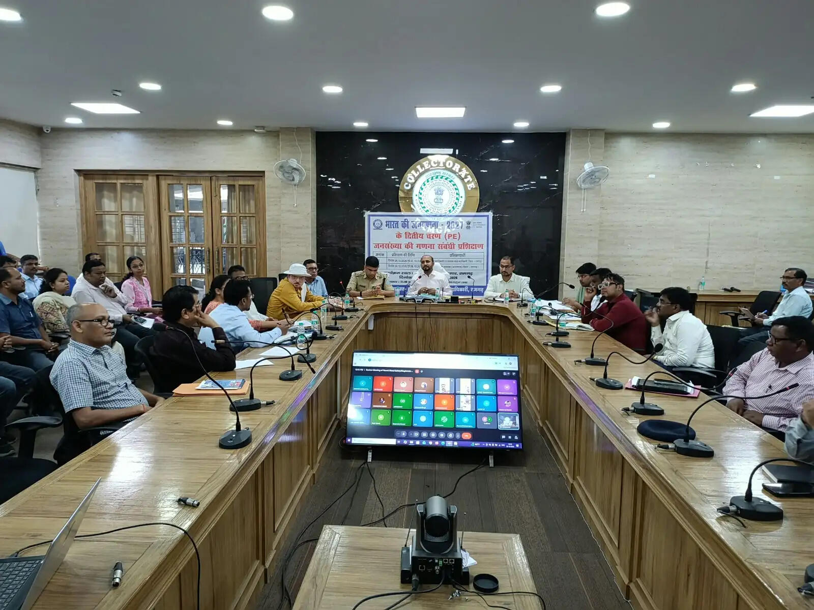 अवैध खनन और बालू के अवैध परिवहन पर तत्काल राेक लगाएं अधिकारी : डीसी