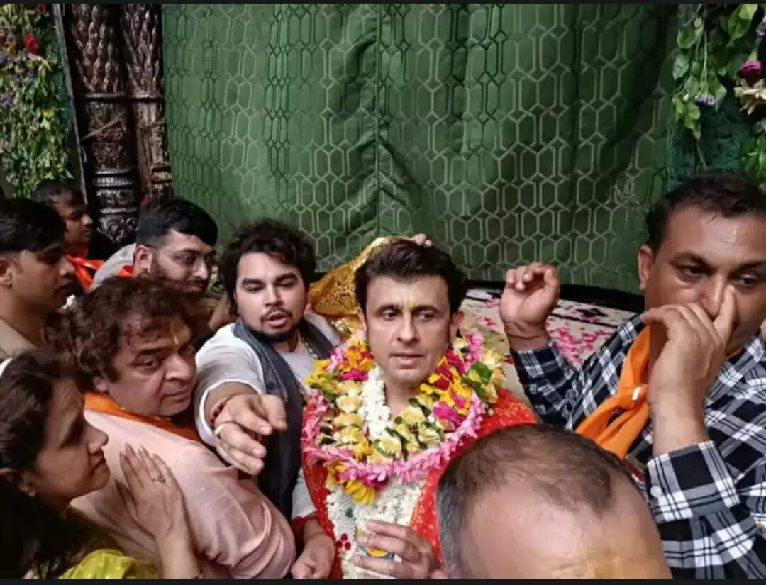 मथुराः अमृत सेवा महोत्सव में दर्शन करने पहुंचे बॉलीवुड सिंगर सोनू निगम