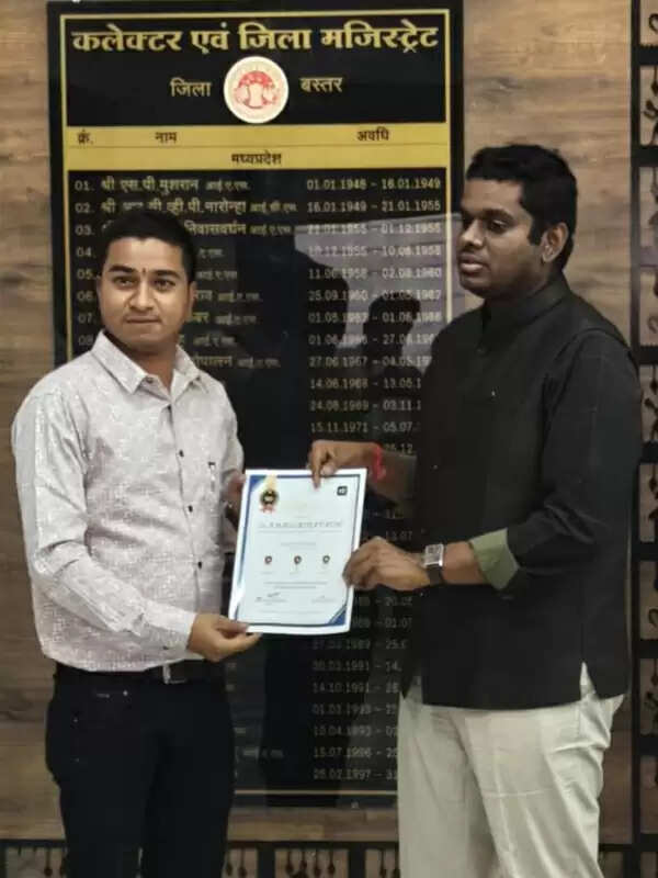 शिक्षा&nbsp;में&nbsp;नवाचार&nbsp;लाने&nbsp;वाले&nbsp;शिक्षक खगेन्द्र काे&nbsp;कलेक्टर ने किया सम्मानित