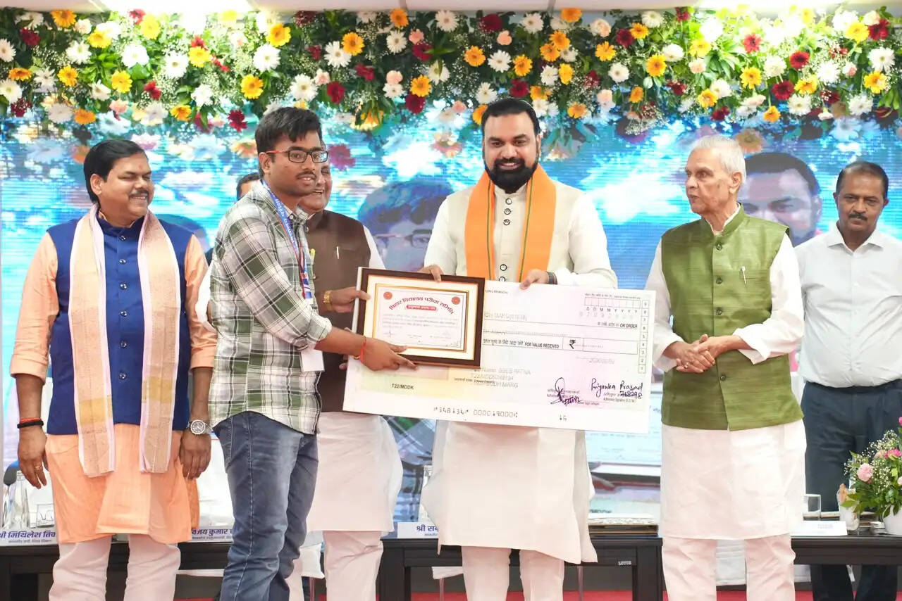 मुख्यमंत्री ने मैट्रिक-इंटर के 168 मेधावी विद्यार्थियों को किया सम्मानित