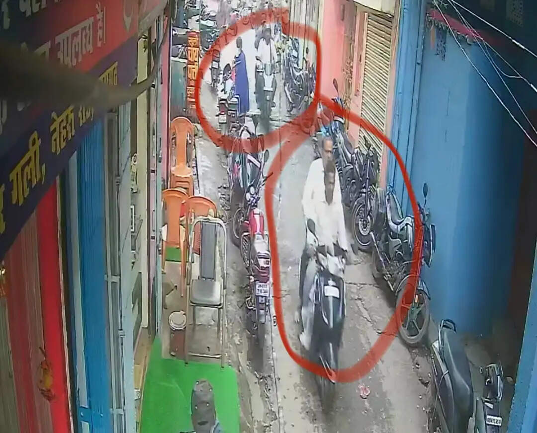 फर्जी पुलिस वालों ने ड्रग्स की जांच बताकर चुरा लिया सोने का जेवर