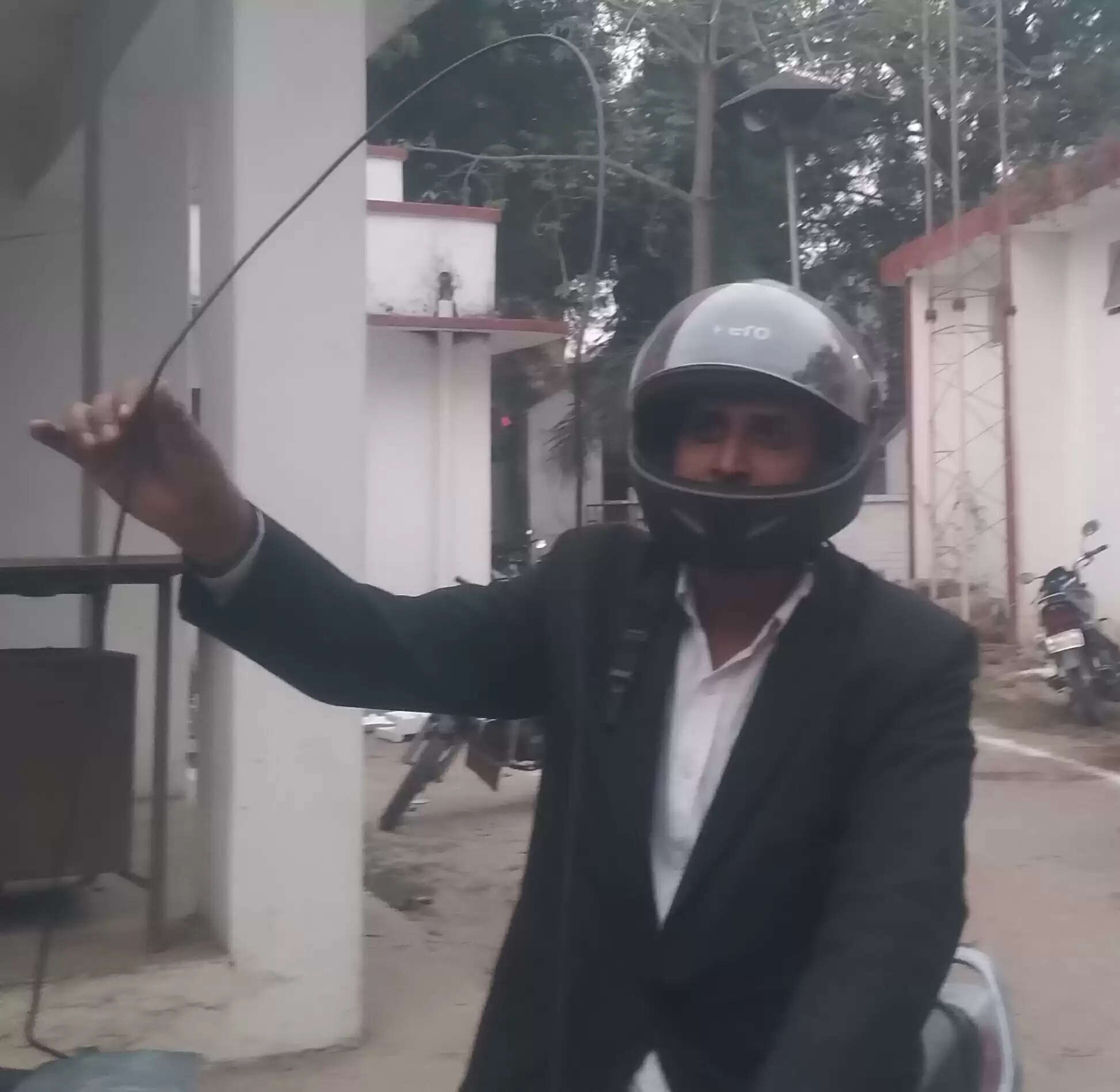 चाइनीज मांझे से बचने के लिए लाेग बाइक में लगा रहे सेफ्टी वायर