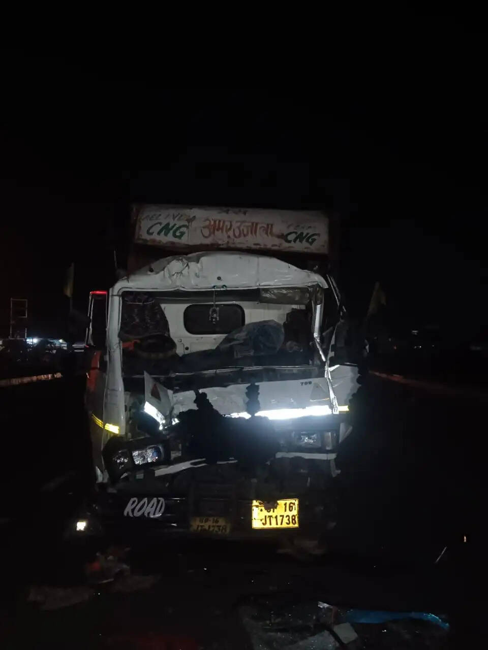 राजगढ़ः ट्रक से टकराया मिनी कंटेनर, पुलिस ने बचाई चालक की जान