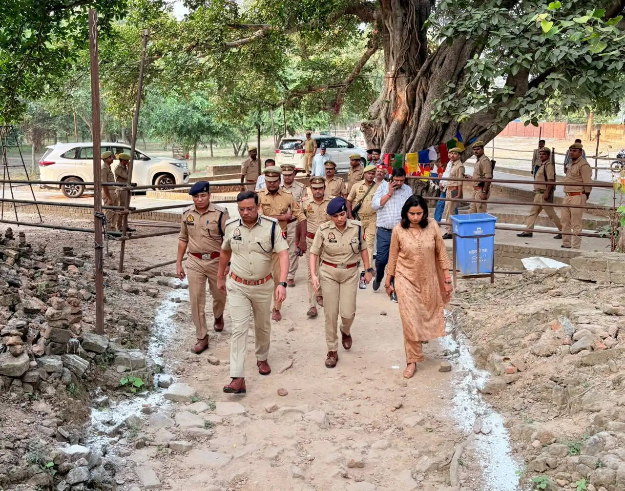 शरद पूर्णिमा को संकिसा में होने वाले बौद्ध महोत्सव के लिए डीआईजी ने संकिसा का किया दौरा