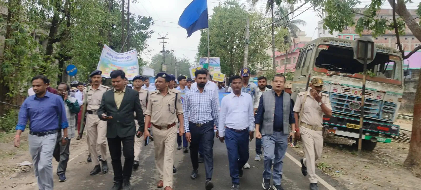 बिहार दिवस पर निकला बिहार गौरव शोभायात्रा,अधिकारी समेत बड़ी संख्या में छात्र छात्राएं हुए शामिल