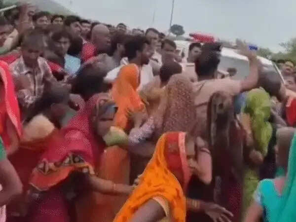 सतना में बोरी में मिला युवक का शव, ग्रामीणों का हंगामा, पथराव-तोड़फोड़ के बीच हिरासत से भागा संदेही फिर पकड़ा गया