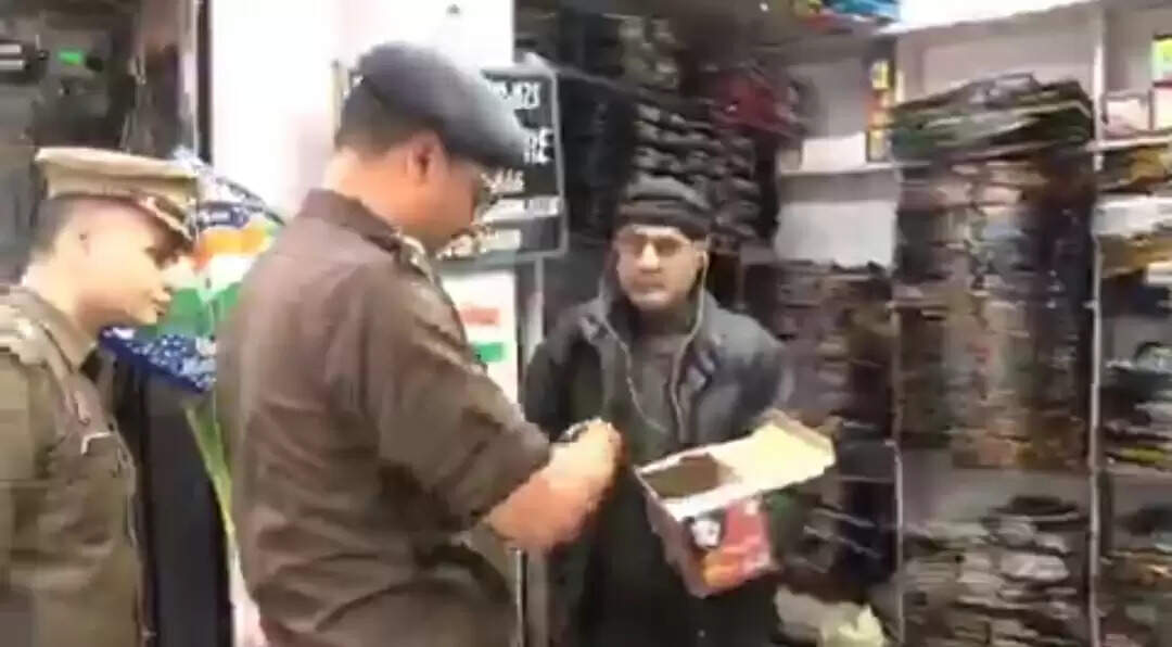 सीएम की सख्ती के बाद चाइनीज मांझे के खिलाफ सघन अभियान, बाजारों में पुलिस की छापेमारी