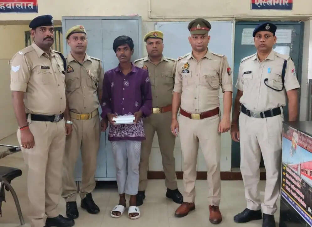 ट्रेन में यात्रियों से मोबाइल और कीमती सामान चोरी करने वाला गिरफ्तार