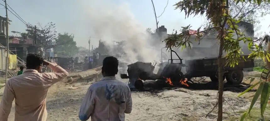 सक्ती के बसंतपुर गोरखापाली में हिंसा, ट्रैक्टर-पिकअप और बाइक में लगाई आग