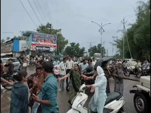 सीहोर:&nbsp;सड़क निर्माण नहीं होने पर फूटा रहवासियों का&nbsp;गुस्सा,&nbsp;कोलीपुरा चौराहे पर चक्काजाम, 2 किमी लंबा जाम