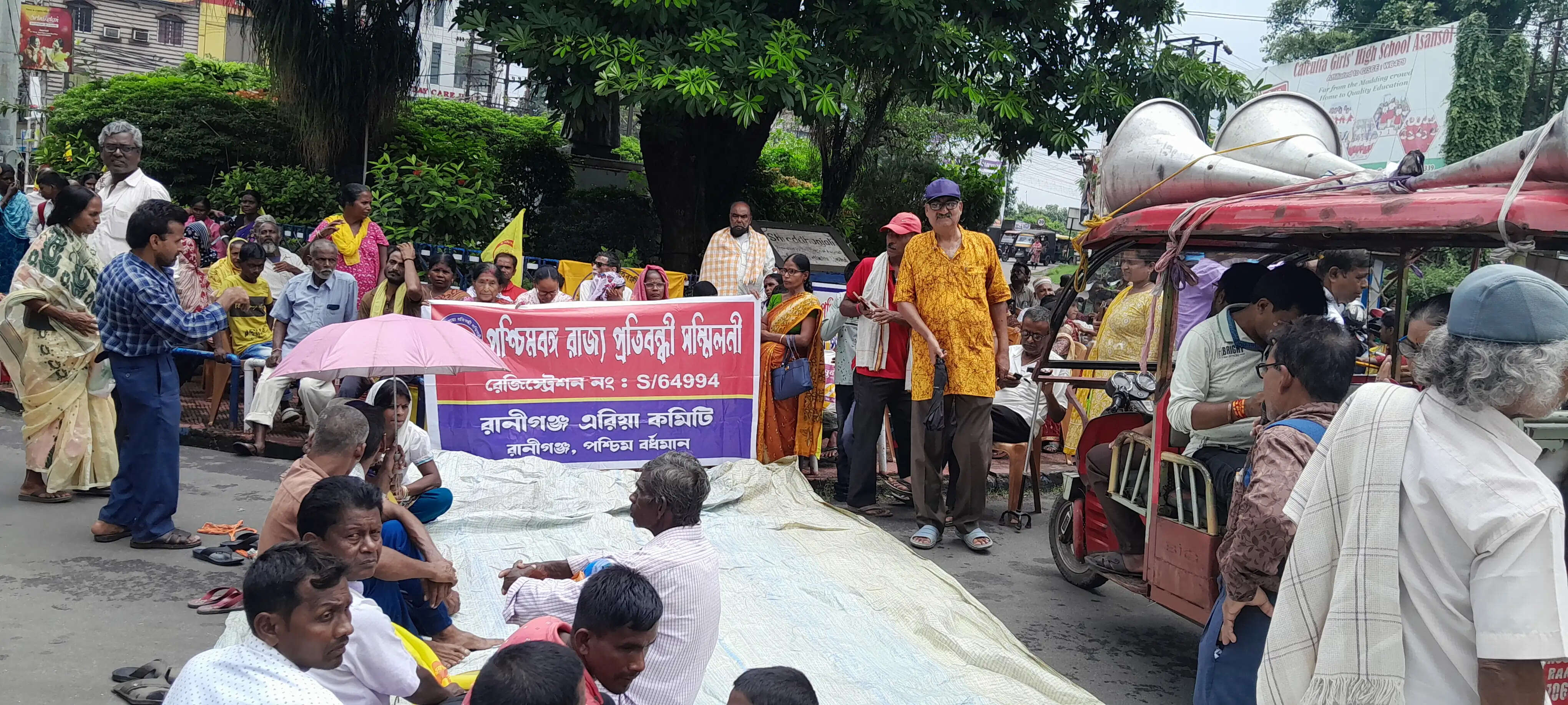 पश्चिम बर्दवान में दिव्यांगों ने विभिन्न मांगों को लेकर डीएम को सौंपा ज्ञापन