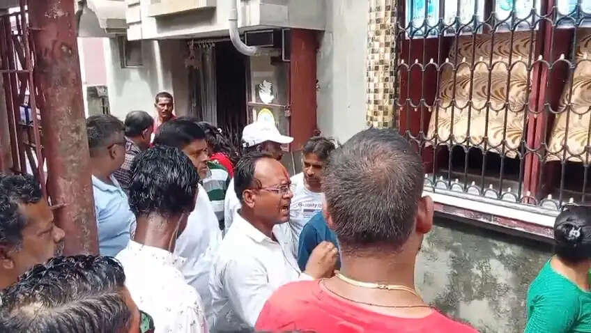 श्रीरामपुर में तृणमूल पार्षदों के घरों के बाहर भाजपा का प्रदर्शन, इस्तीफे की मांग