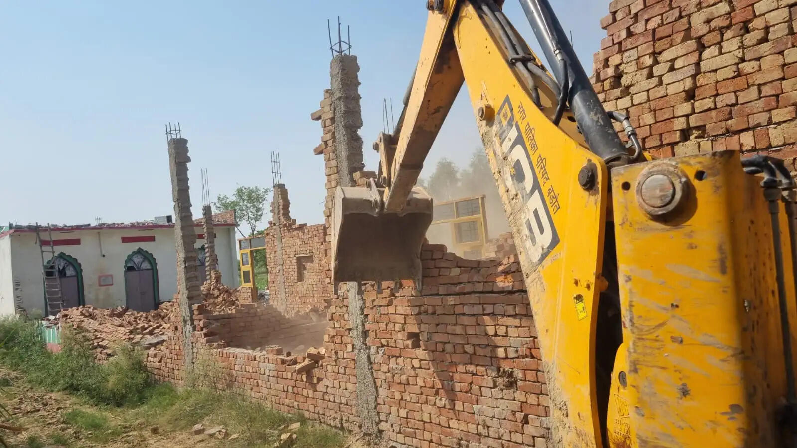 अवैध मस्जिद और मदरसे पर चला प्रशासन का बुलडोजर
