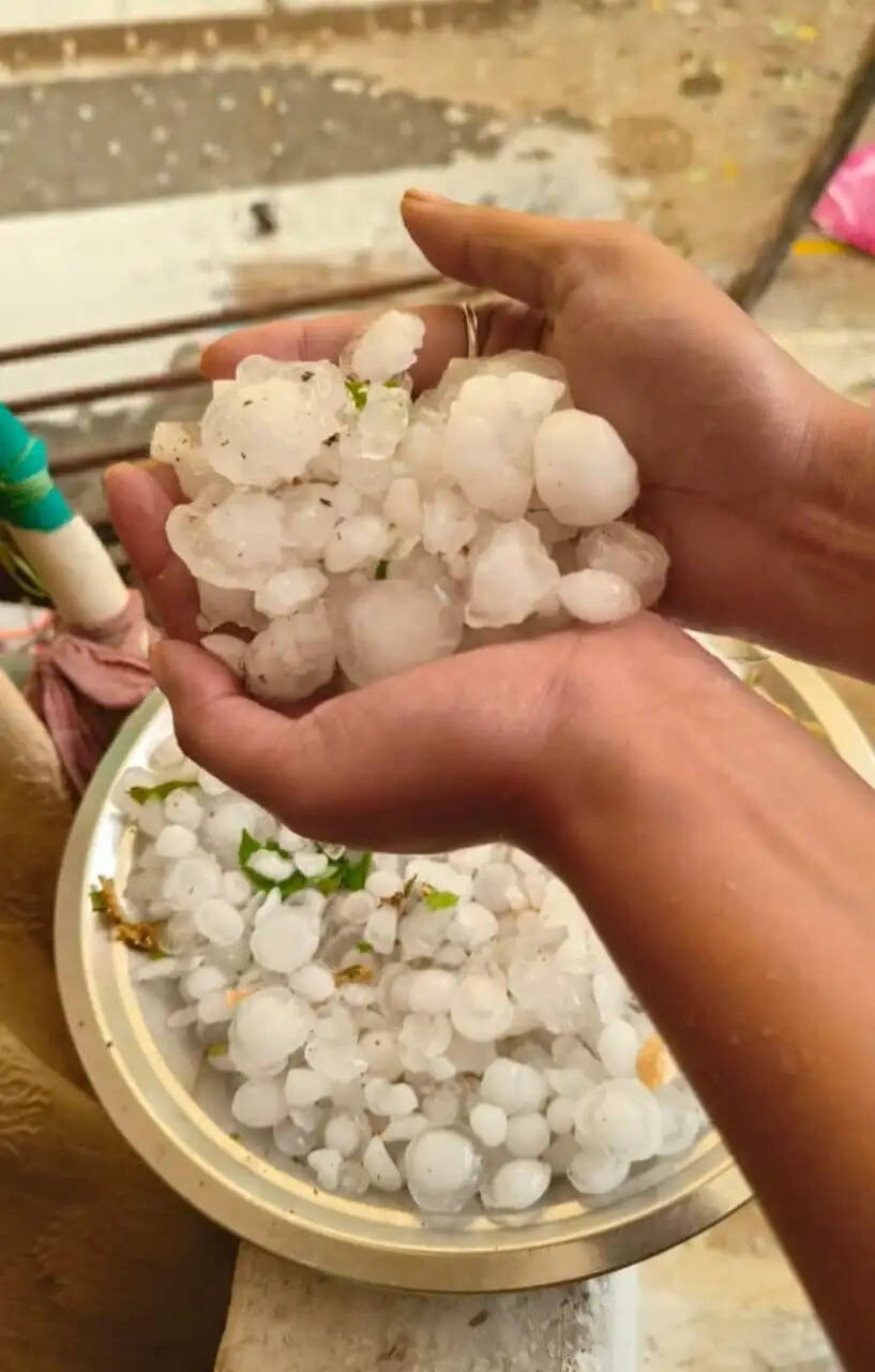 मौसम का बदला मिजाज: तेज हवा, गरज-चमक और ओलों के साथ हुई बारिश